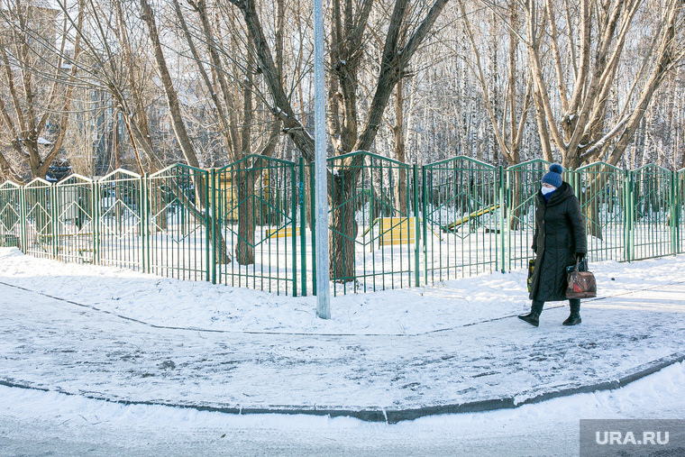 Спальные районы и жители города. Тюмень., тротуар, снег, пешеходы, зима, женщина, пенсионеры