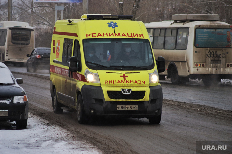 Машины скорой помощи в красной зоне городской больницы №2. Курган , машина реанимации, машина скорой помощи, реанимации, скорая помошь