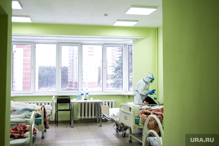 Свердловский областной клинический психоневрологический госпиталь для ветеранов войн, где оказывают помощь пациентам с коронавирусной инфекцией COVID-19. Екатеринбург, госпиталь, палата, медик, защитный костюм, медицина, медицинский работник, врач, больница, лечащий врач, противочумный костюм, коронавирус, covid, противочумной костюм, красная зона, ковидный госпиталь