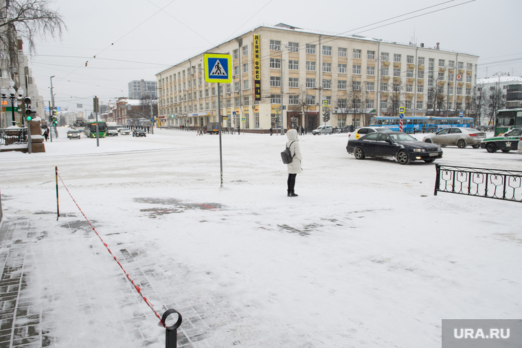Виды Екатеринбурга, зима, снег в городе, заснеженная улица