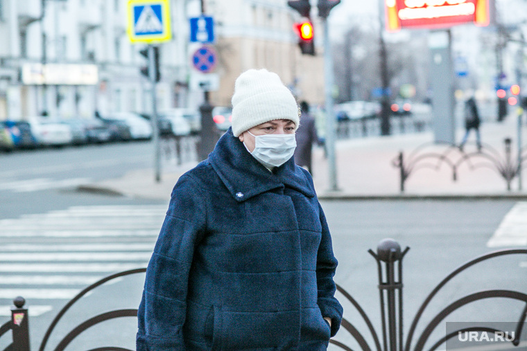 Город во время пандемии. Тюмень, люди в масках, пешеходы