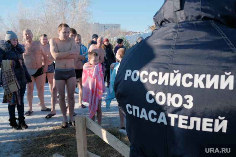 Крещенские купания. Курган, зима, крещенские купания, крещенская вода, крещение, прорубь, российский союз спасателей