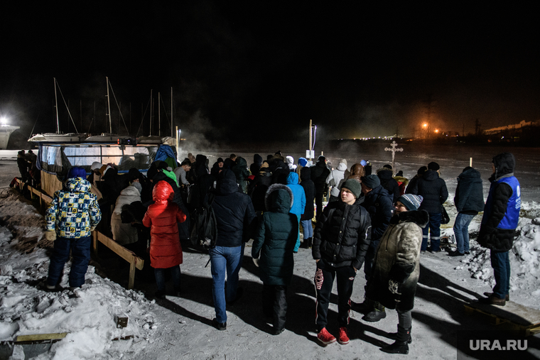 За вечер 18 января купели на Верх-Исетском пруду посетило около 350 человек. И только треть из них окунулась