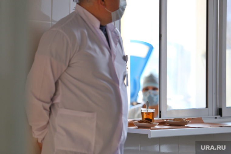 Депутат областной думы Александр Ильтяков в центре переливания крови. Курган , чай, белый халат, еда, медики, столовая