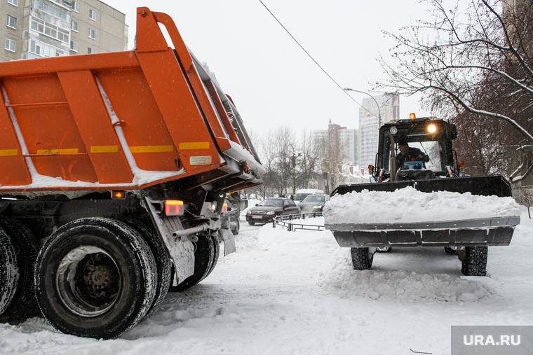 Уборка снега. Екатеринбург, снег на тротуаре, снег, уборка снега, снегоуборочная техника, трактор, вывоз снега, уборка тротуара