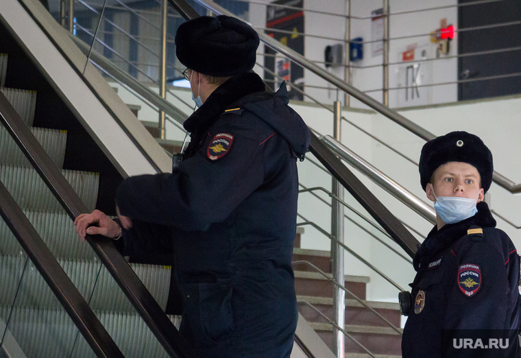 Электропоезд "Ласточка". Челябинск – Магнитогорск, полицейские, эскалатор, пригородный вокзал, защитная маска, челябинск