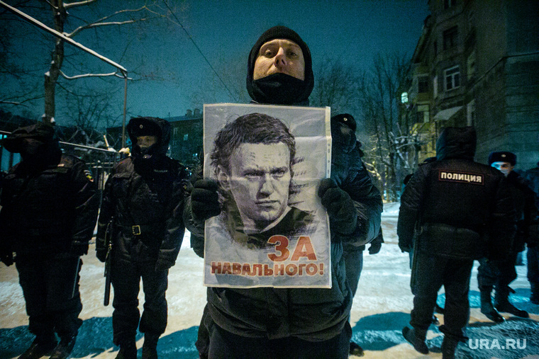 Ситуация возле ОВД Химок, во время суда над оппозиционером. Москва, навальный алексей, полиция, протест, плакат, полицейское оцепление, протестант, протестующий