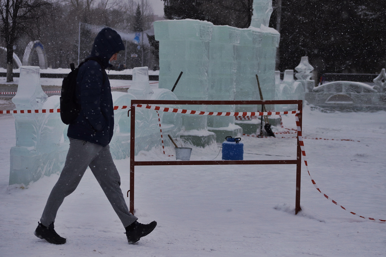 Снегопад. Курган, ледовый городок, ограждение, мужчина, ограничительная лента