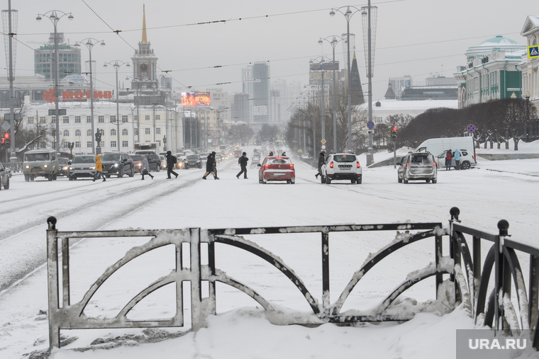 Виды Екатеринбурга, зима, ограждение, снег в городе, город екатеринбург, проспект ленина, забор, заснеженная улица