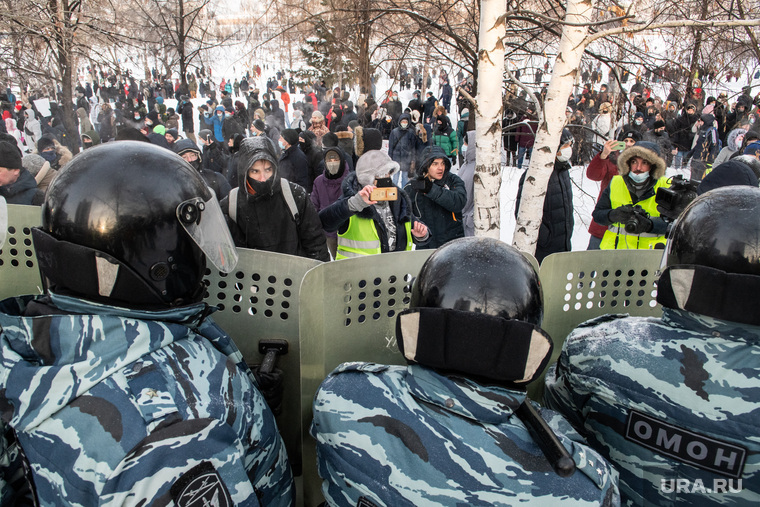 Несанкционированный митинг в поддержку оппозиционера. Екатеринбург, протестующие, несанкционированная акция, противоударный щит, омон