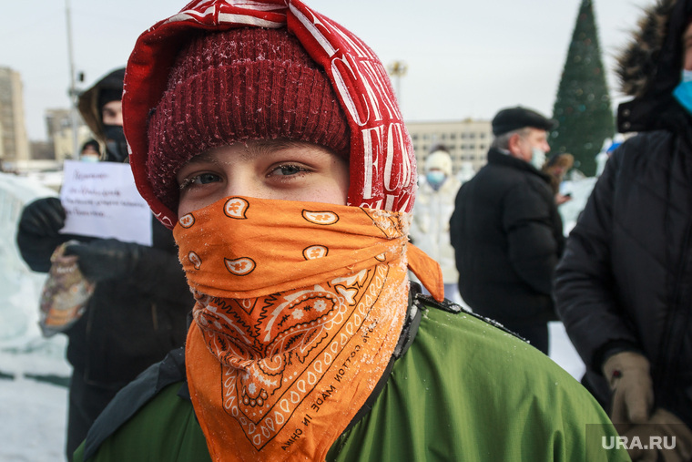 Несанкционированный митинг на площади Народных гуляний. Магнитогорск, зима, навальный, митинг, протест, закрытое лицо, протестующий, молодежь