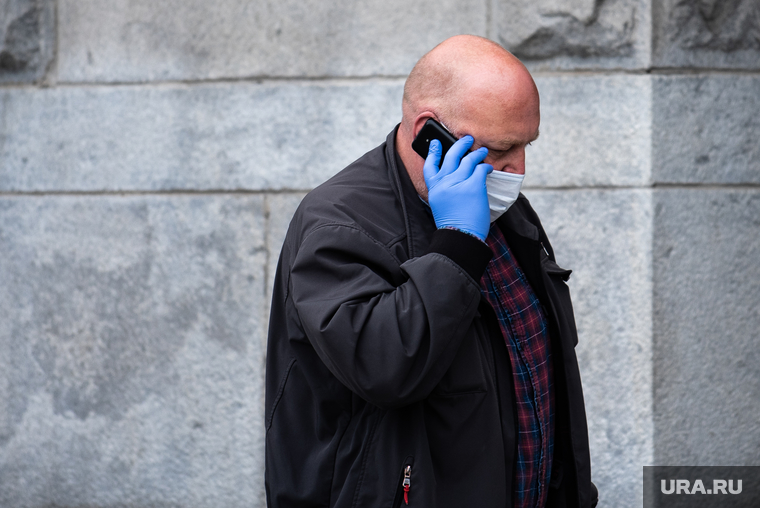 Екатеринбург во время пандемии коронавируса COVID-19, перчатки, медицинская маска, защитная маска, разговаривает по телефону, екатеринбург , маска на лицо, масочный режим, covid19, коронавирус, пандемия коронавируса