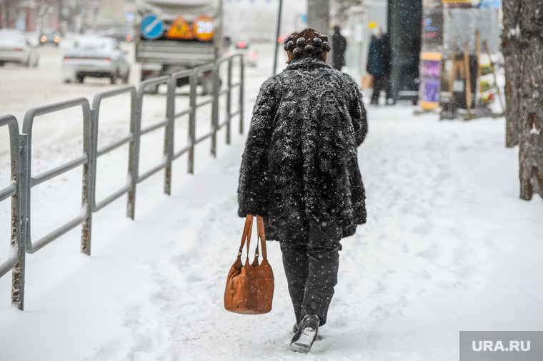 Снегопад, зима. Челябинск, снег, пенсионер, пешеход, снегопад, зима, люди, дорога