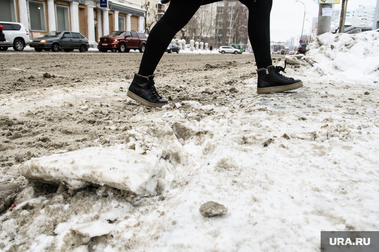 Виды Екатеринбурга, снег на дороге, снег в городе, грязный снег, нечищенная дорога, неубранный снег, снег на обочине