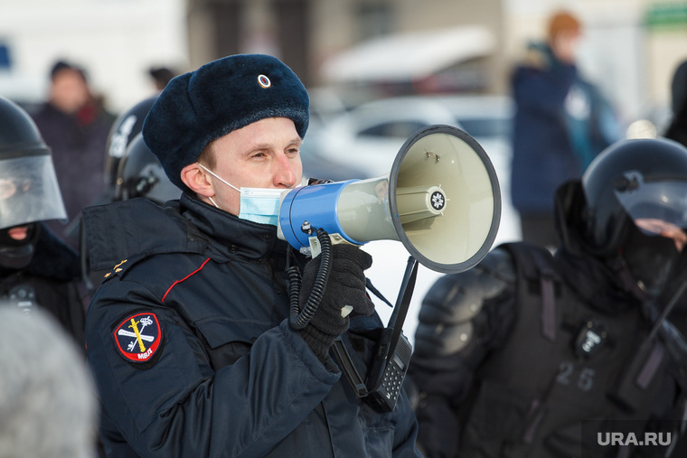 Несанкционированный митинг на площади Народных гуляний. Магнитогорск, мегафон, митинг, полицейский