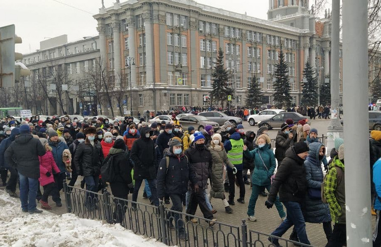 Полиция просит разойтись участников акции