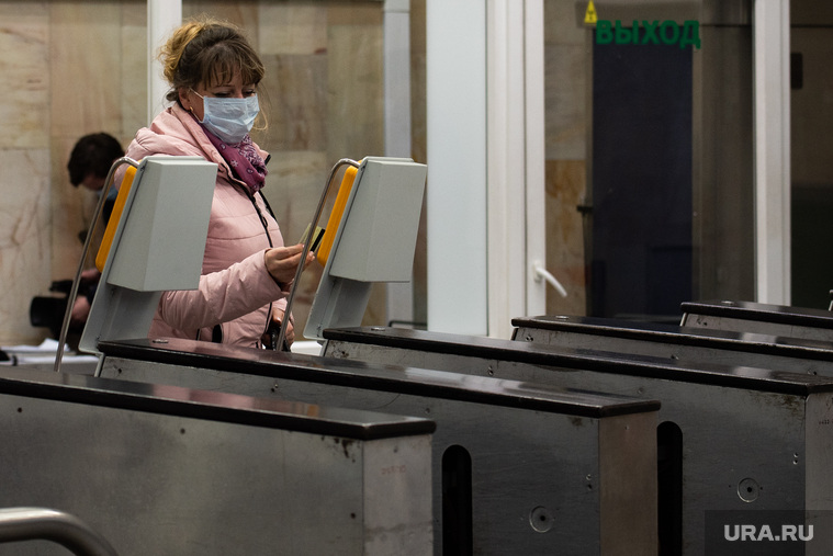 Екатеринбургский Метрополитен во время пандемии коронавируса COVID-19. Екатеринбург, эпидемия, общественный транспорт, оплата проезда, медицинская маска, защитная маска, метрополитен, метро, маска на лицо, коронавирус, covid