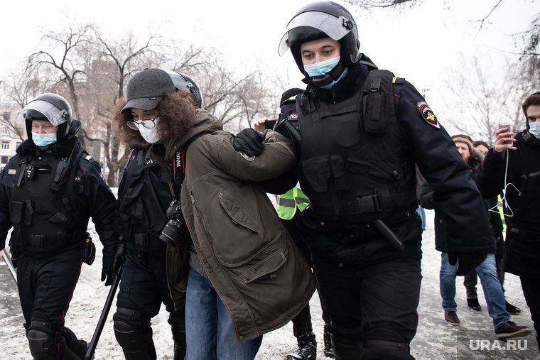 Спустя 3,5 часа после начала несогласованной акции полиция начала массовые задержания