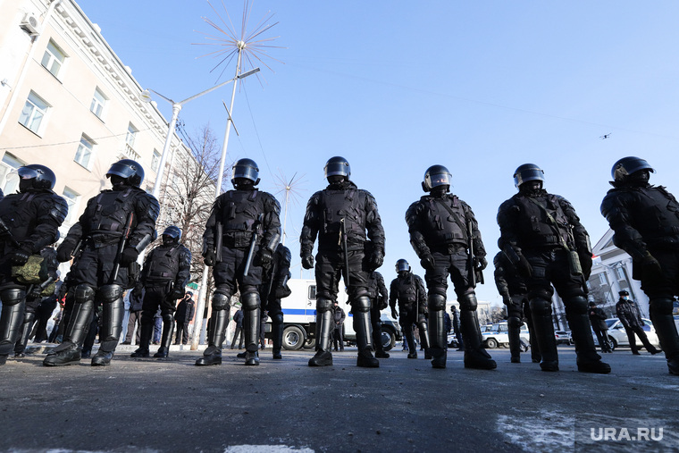 Правоохранительные органы начали стягиваться к месту задолго до начала несанкционированного митинга