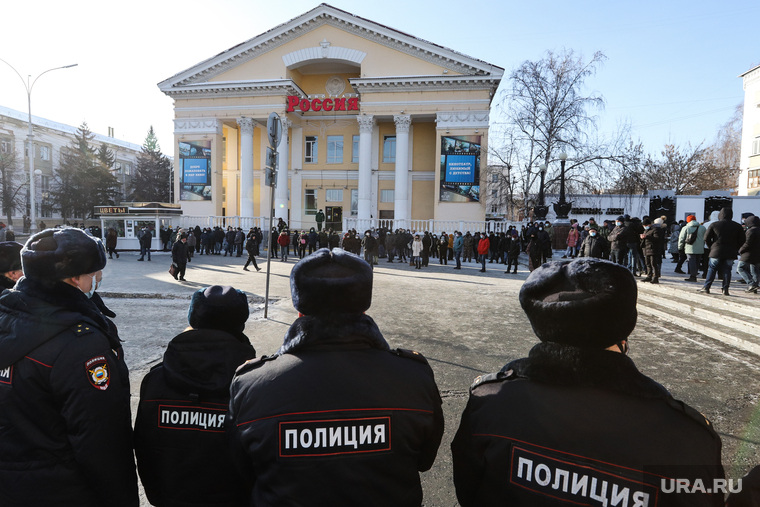 Несанкционированная акция в поддержку оппозиционера. Курган, кинотеатр россия, митинг, полиция, несанкционированная акция, наряд полиции