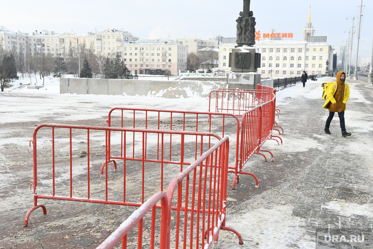 В Екатеринбурге полицейские ждали протестующих на площади Труда…
