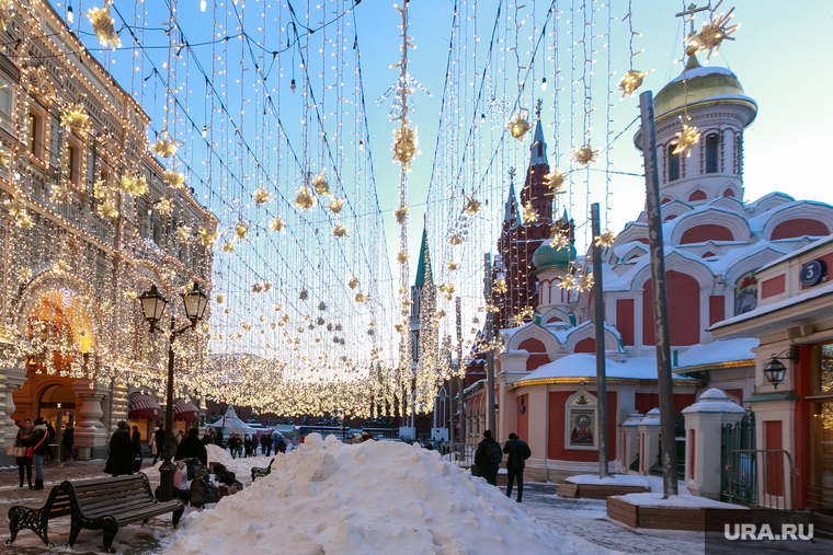 Снег и коммунисты в Москве. Москва, сугроб, снег, зима, город москва, вечер, последствия снегопада, улица никольская, собор казанской божией матери