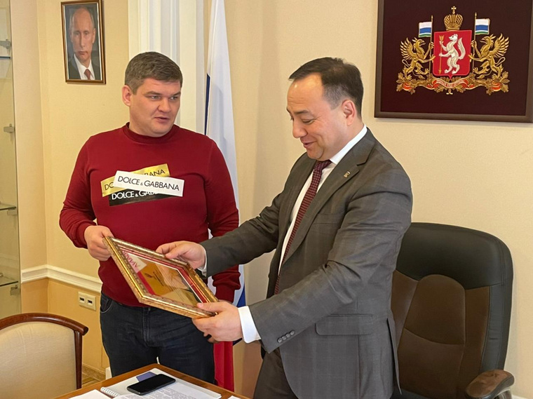 Михаил Кайгородов вручил Азату Салихову благодарность за развитие бокса в регионе