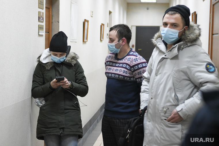 Полицейские в гражданской одежде ждали решения суда, чтобы оформить протокол о неповиновении
