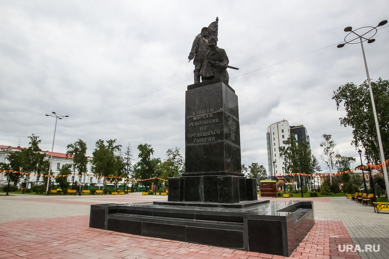 Мост влюбленных и памятник борцам революции. Тюмень, город тюмень, памятник борцам революции