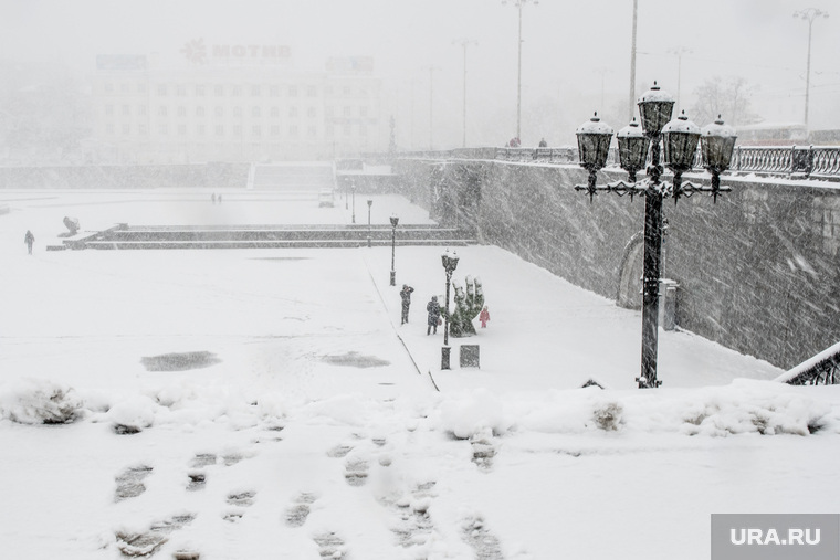 Сильный снегопад в Екатеринбурге, исторический сквер, метель, город в снегу, снегопад