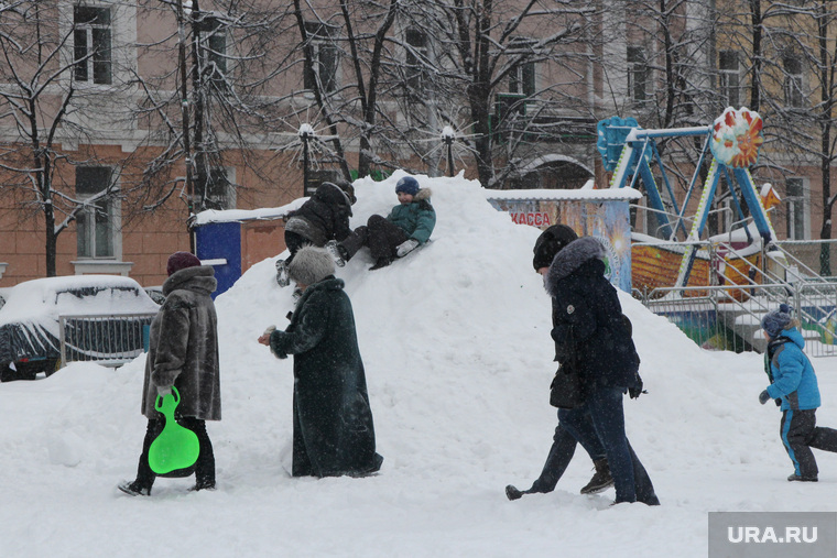 Уборка города от снега
Курган, площадь ленина, город в снегу, дети на горке