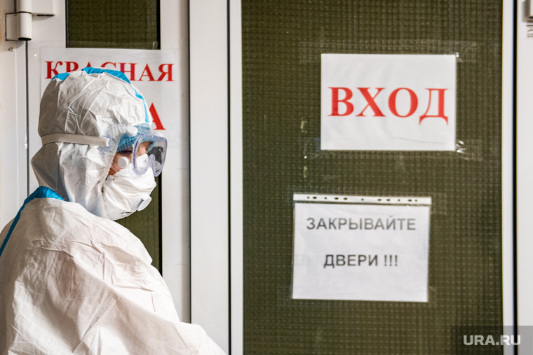 Свердловский областной клинический психоневрологический госпиталь для ветеранов войн, где оказывают помощь пациентам с коронавирусной инфекцией COVID-19. Екатеринбург, госпиталь, защитный костюм, вход, медицинская маска, защитные очки, защитная маска, медицинский работник, больница, маска на лицо, противочумный костюм, коронавирус, covid, противочумной костюм, красная зона, ковидный госпиталь