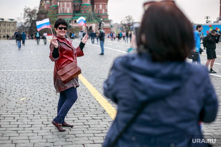 Первомайская демонстрация в Москве на Красной площади. Москва, фото на память, селфи, триколор, флаг россии, красная площадь, туристы, туризм