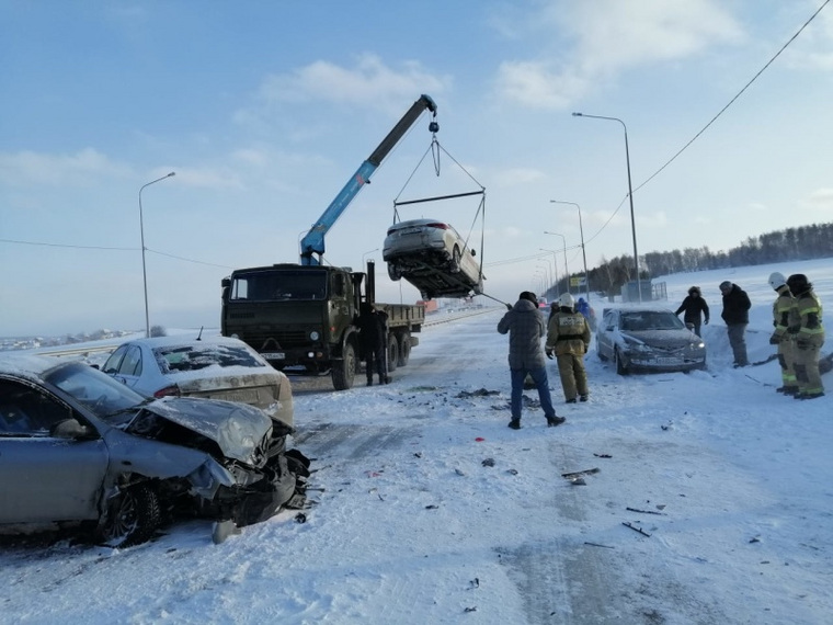 Сотрудники МЧС несколько часов работали на месте массового ДТП