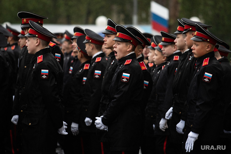 Торжественная церемония посвящения первокурсников в ряды Екатеринбургского суворовского военного училища. Екатеринбург, зевает, построение, дети, суворовцы, суворовское училище, ек сву, строй