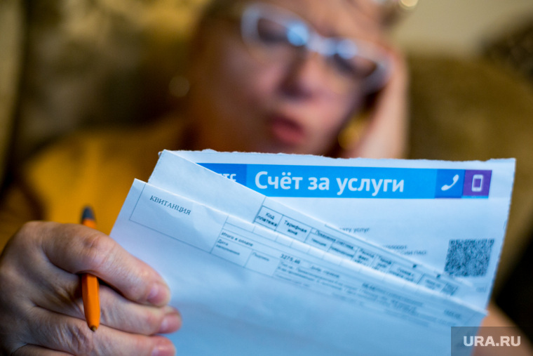 Клипарт по теме ЖКХ. Москва, пенсионерка, коммуналка, жкх, электричество, пенсионеры, электроэнергия, показания счетчика, счет за жкх, платежка, коммуналка, счет за коммуналку, коммунальные платежи