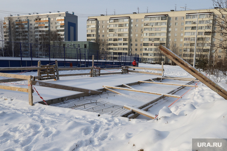 Замороженная стройка стадиона на территории школы №5. Курган, снег, зима, стройка