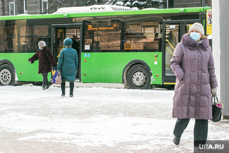 Виды города, зима. Тюмень, остановка, автобусная остановка, автобус, общественный транспорт, остановка общественного транспорта