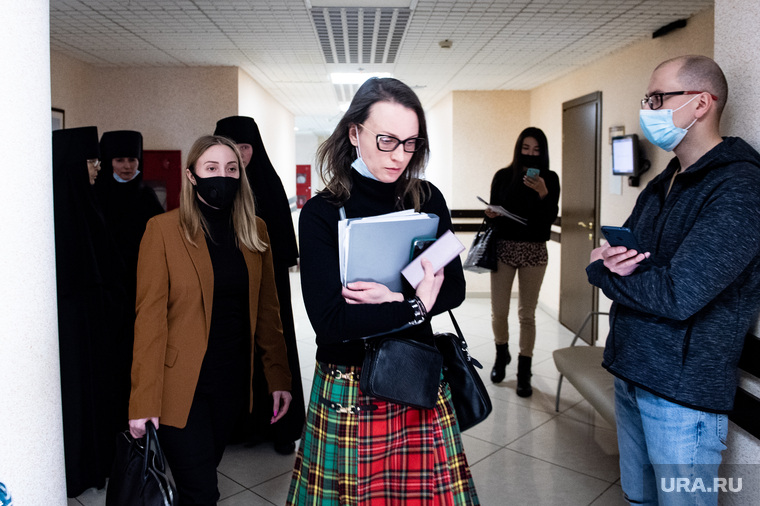Интересы монахинь представляла адвокат Анастасия Харисанова (слева) при поддержке адвоката отца Сергия Светланы Герасимовой (в центре)