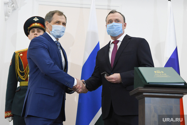 Открыл ее спикер думы Игорь Володин (слева), поздравив Орлова и пожелав ему работать в тесном контакте с думой (с предшественником Орлова Александром Высокинским у Володина был конфликт)