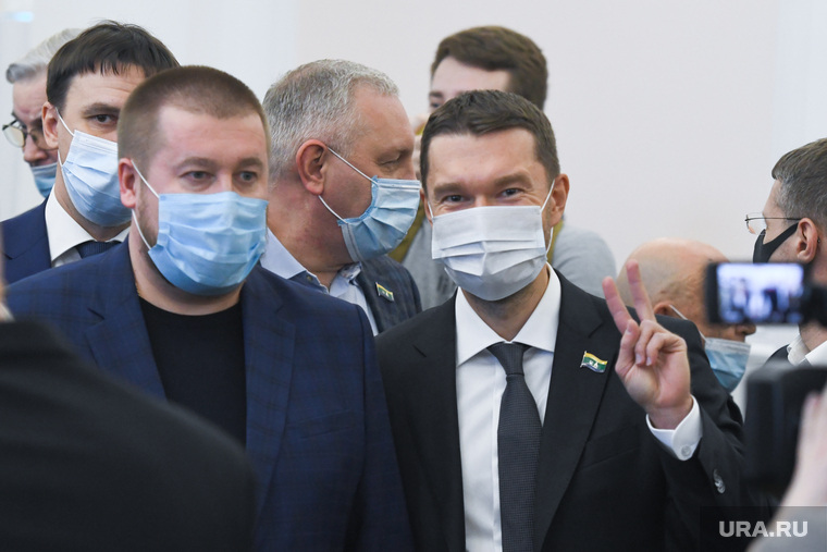 Депутатский корпус представляли разные группы. Лидер одной из них — Алексей Вихарев — был в приподнятом настроении