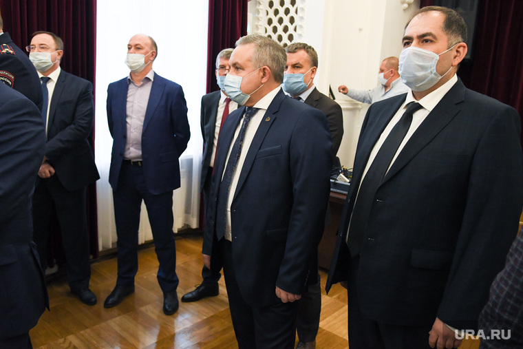 Команда Орлова была представлена не только его заместителями и Дмитрием Ноженко, но и руководителями районов. Например, главой Октябрьского Игорем Костенко (справа) и главой Верх-Исетского Андреем Морозовым (второй справа)…