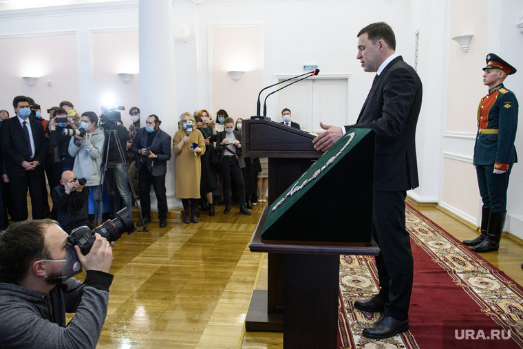 Выступая, глава региона намекнул Орлову, что ему лучше избегать конфликтов, в которые попадали его предшественники. И поставил градоначальнику ряд задач. Главные: подготовка к 300-летию Екатеринбурга и Универсиаде-2023