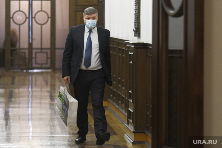 Вице-мэр по благоустройству Алексей Бубнов вышел с подарочным пакетом из кабинета Алексея Орлова, куда после инаугурации заходили губернатор со своей командой, Андрей Козицын, Игорь Володин и митрополит Евгений