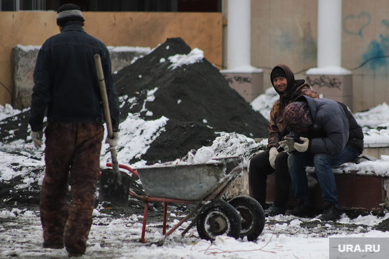 Благоустройство парков города в зимнее время. Курган, снег, зима, тачка, горсад в снегу, щебень, рабочие