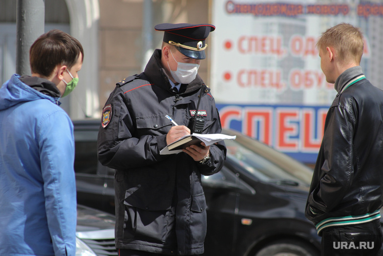Сотрудник полиции оформляет протокол жителям города, нарушившим режим самоизоляции. Курган, штраф, протокол, полиция, нарушение, Жители города, задержание, наряд полиции, нарушение режима