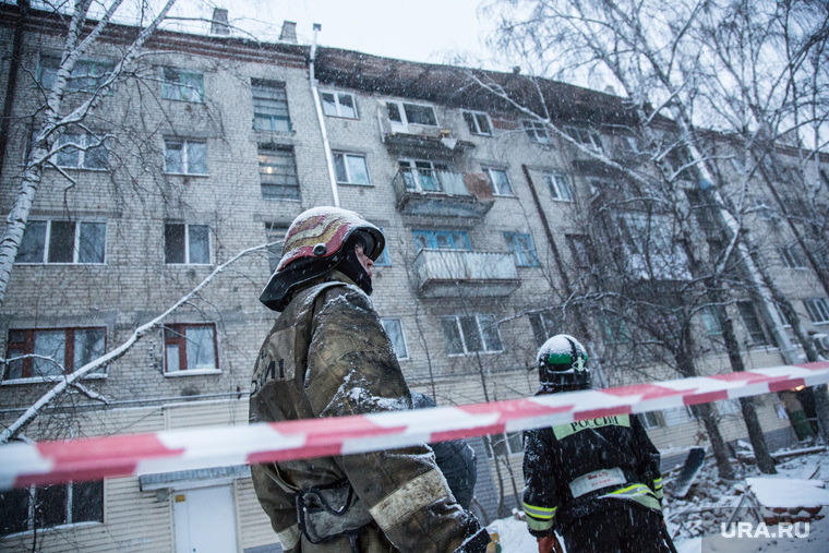 Обрушение кровли жилого дома по ул. 50 лет ВЛКСМ. Тюмень, мчс, лента ограждения, обрушение крыши, обрушение балкона, чс