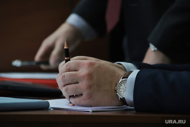 Судебное заседание по уголовному делу бывшего главы Кетовского района Носова Александра. Курган, документ, наручные часы, подписание договора, шариковая ручка