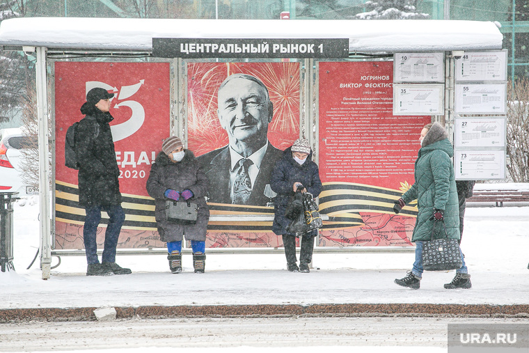 Виды города, зима. Тюмень, остановка, автобусная остановка, остановка общественного транспорта