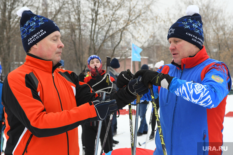С лыжными креплениями мэр разобрался сам, а с палками ему помог Сергей Чепиков (справа). «Мазь-то есть?» — спросил у него спортсмен. Что ответил Орлов, осталось тайной